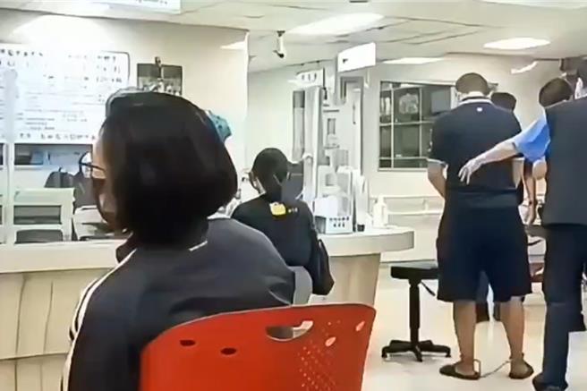 杨男衝进警局对警比中指，事后还佯称身体不适，戒护就医还在医院脱序演出。（民眾提供／冯惠宜台中传真）