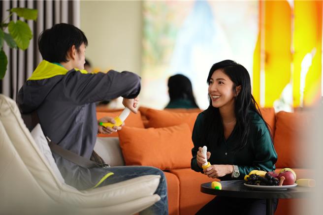 顏正国分享拍摄时被大家看着摸假阳具满害羞的。（壹壹影业提供）