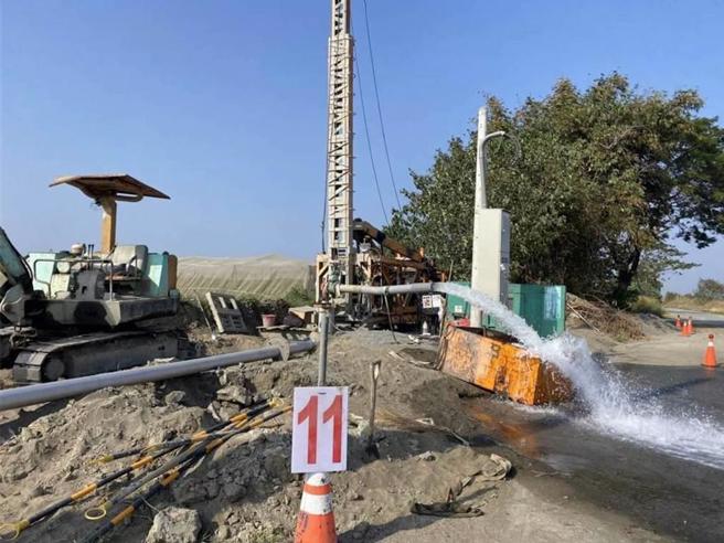 由于台水公司在高雄三民区澄清路及文享街交叉口的2000mm自来水管遭受邻近工程地质钻探钻损，台水公司採夜间施工并尽量缩小停水范围做修復，预计停水时间为9月5日（周四）凌晨0时起至9月5日中午12时止，影响供水时间总计12小时，停水共21万户、压降为15万户，请民眾届时提前储水备用。图为乾旱水井。（本报资料照片）