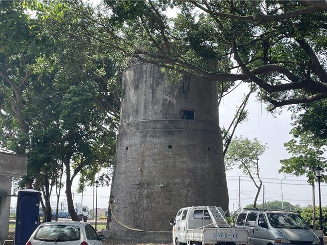 雲林縣活化建國眷村二村卻遭抨擊在水塔上開洞，不過縣府指出水塔早已先前已被占居者在側面鑿洞取洞。（周麗蘭攝）