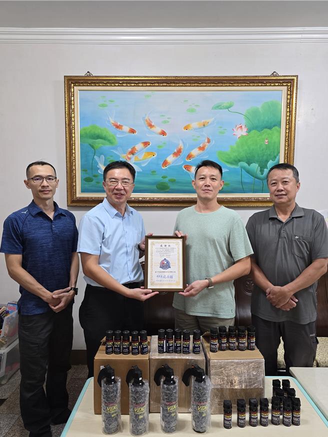有感于警方执勤风险高，代理美国威狮VEXOR辣椒喷雾及相关制品的豪盛实业公司负责人李家豪，日前捐赠各50瓶执法辣椒弹及360度辣椒喷剂，希望助攻警方各样攻坚与逮捕行动。（警方提供／潘虹恩台中传真）