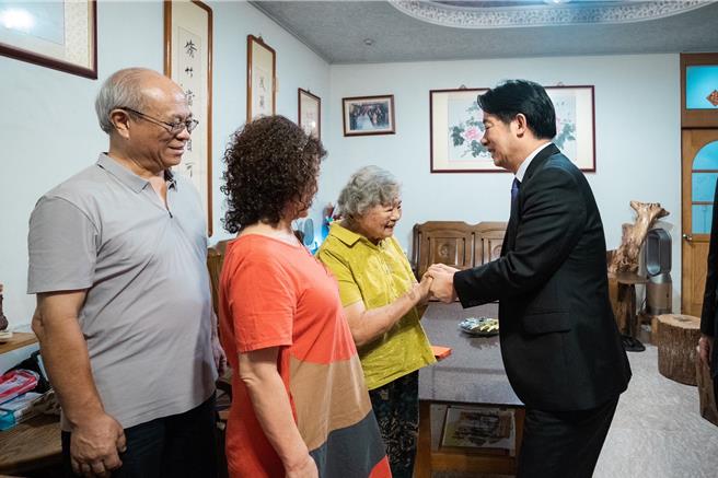 九三軍人節，賴清德前往臺南新化，慰問八二三遺族呂陳氣女士。(總統府提供)