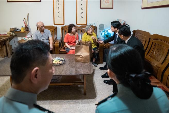 九三軍人節，賴清德前往臺南新化，慰問八二三遺族呂陳氣女士。(總統府提供)