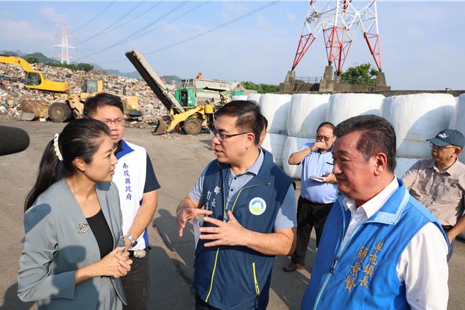 環境部長彭啟明視察草屯鎮垃圾場，南投縣長許淑華等人陪同，他肯定許淑華勇於任事，打包移除草屯垃圾山，盼2年內移除全台垃圾山。（楊靜茹攝）