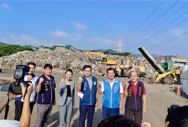 環境部長彭啟明肯定南投縣長許淑華，積極處理垃圾問題，中央支持南投蓋垃圾焚化爐，完成全台最後一塊拼圖。（楊靜茹攝）