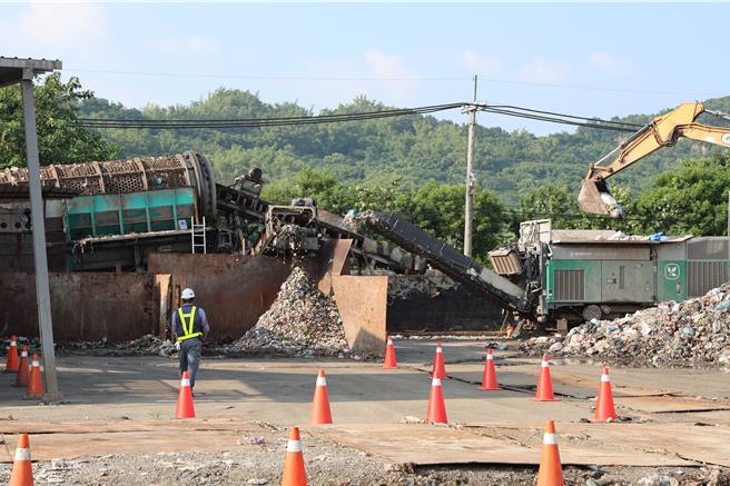 草屯鎮公所指出，草屯鎮每日垃圾量約50噸，無法外運去化的垃圾也只能分選打包。（楊靜茹攝）