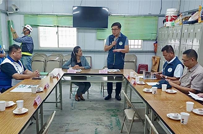 環境部長彭啟明視察草屯鎮垃圾場，了解草屯垃圾山的垃圾打包移除執行成果。（楊靜茹攝）