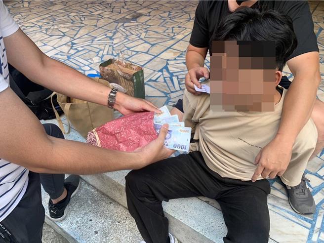 桃園市楊姓男子日前透過網路廣告加入股票投資群組，在理財專員的鼓吹下，先將50萬元投入操作，眼見每天獲利豐厚，想領取紅利，沒想到對方卻表示桃園市楊姓男子遭到詐騙，向桃園警察分局同安派出所報案，警方順利逮住車手。（翻攝照片）