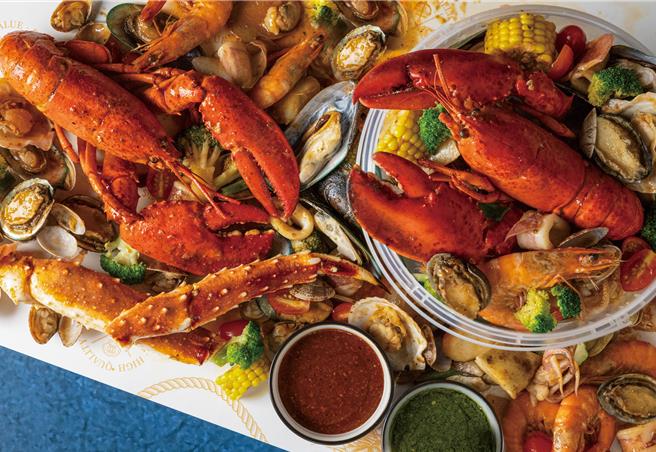 中秋派對神器「蟹逅秋波海鮮桶」，網羅鱈場紅蟹腿、波士頓龍蝦等高檔海鮮，搭配主廚特製醬料，上桌即食超方便。(新天地集團提供)