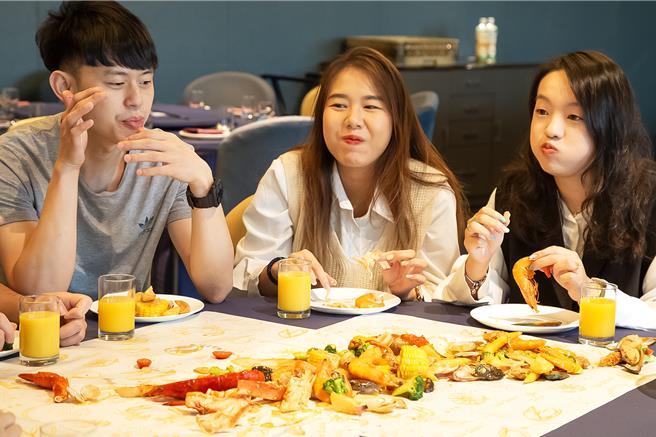 台中享譽80年的新天地集團，顛覆傳統一成不變的中秋烤肉公式，特別推出「蟹逅秋波海鮮桶」，民眾可暢享大份量海鮮沾滿美味醬汁的快感。(新天地集團提供)