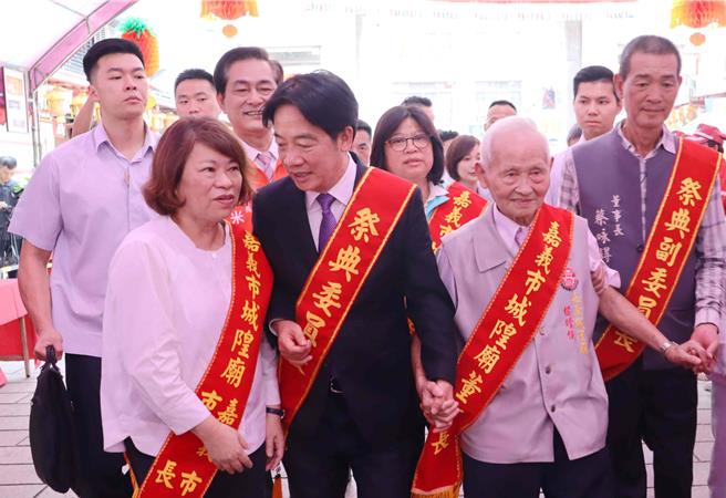 赖清德总统今（3日）出席「城隍夜巡诸罗境．驱除魑魅百姓安」祈福遶境起驾仪式，进庙前与嘉义市长黄敏惠互动融洽。（吕妍庭摄）