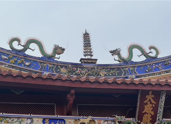 「全台首学」孔庙大成殿屋顶的双龙护塔交趾陶，左侧龙下巴出现蜂窝，猛一看宛如龙的下巴肿起来。（民眾提供／曹婷婷台南传真）