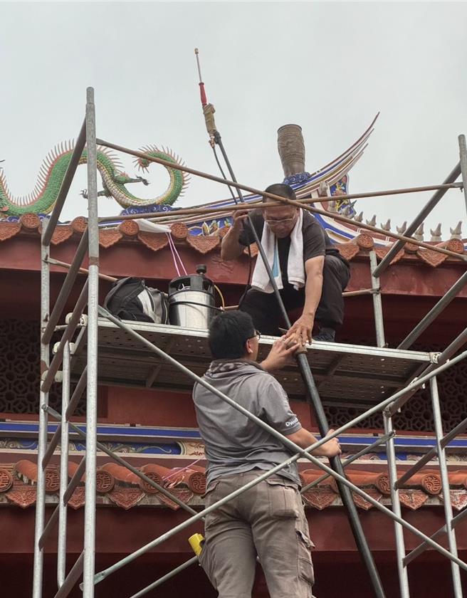 孔庙今天傍晚闭园后，搭鹰架处理蜂窝。（民眾透提供／曹婷婷台南传真）