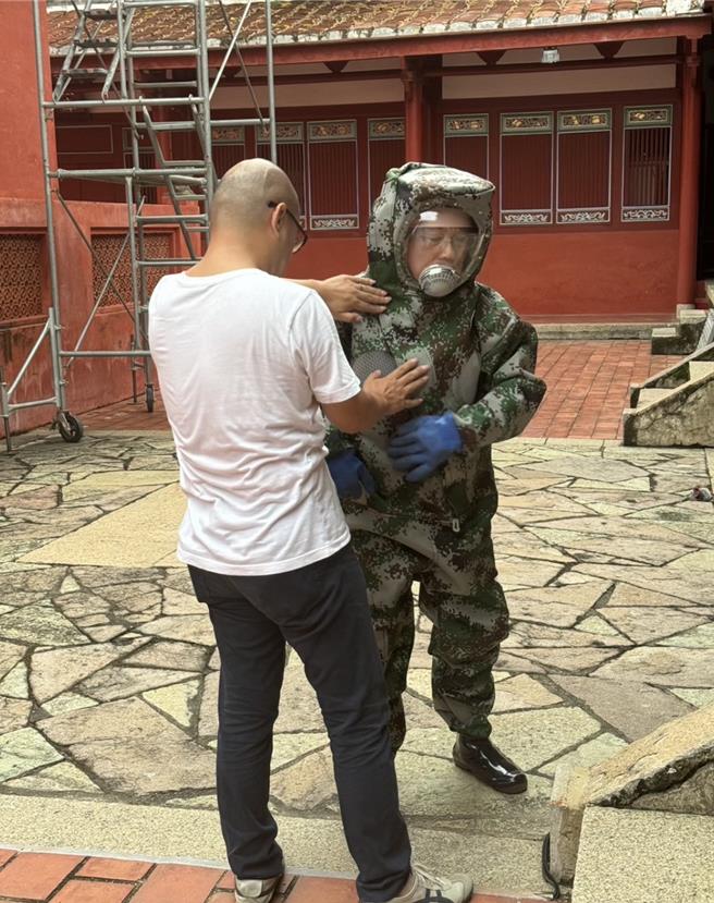 专业补蜂人员到场处理。（民眾提供／曹婷婷台南传真）