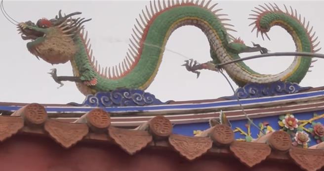 专业补蜂人员到场喷药防治。（民眾提供／曹婷婷台南传真）