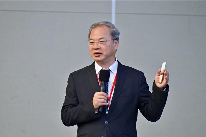 行政院經濟委員會首場顧問會議落幕，在「包容成長」主題內，顧問探討到台灣低薪問題、居住政策多屬打房思維。圖為行政院秘書長、包容成長共同召集人龔明鑫。（行政院提供）