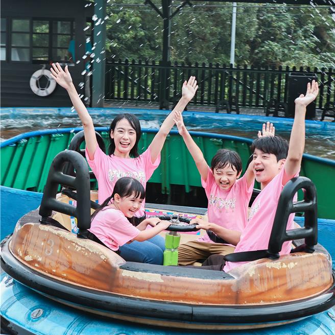 小人國一票玩到底，可以盡情暢遊在迷你世界裡留影，圖為瘋狂急流設施。（小人國提供／吳娮翎台北傳真）  