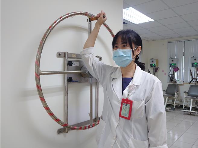 屏东荣民总医院龙泉分院復健科医师周美嘉指出，五十肩的治疗重点是接受适当的復健以及运动治疗。（屏东荣总提供／谢佳潾屏东传真）