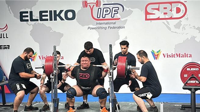 花莲玉里高中学生柯冠廷代表台湾参加2024年世界青年、青少年健力锦标赛，包办120公斤级以上4面金牌，且在蹲举项目中，以380公斤刷新世界青少年纪录。（玉里高中提供／罗亦晽花莲传真）