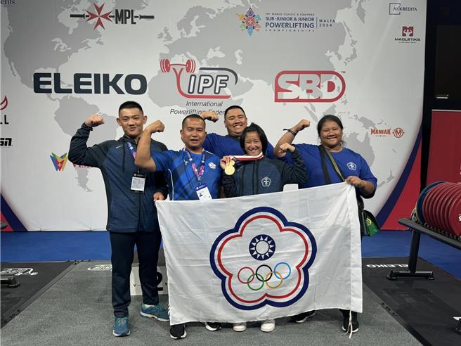 花莲玉里高中柯冠廷（后中）、谷冬乐（前右）及余潍铭（后左）等3名小将，日前代表台湾参加2024年世界青年、青少年健力锦标赛，共勇夺8面金牌。（玉里高中提供／罗亦晽花莲传真）