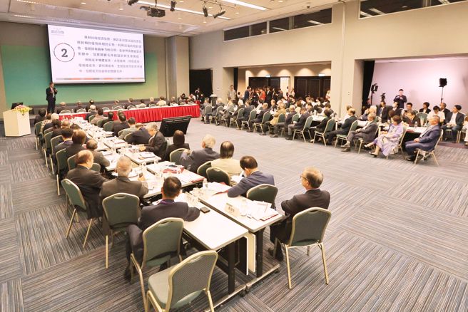 行政院經濟委員會首場顧問會議落幕，在「包容成長」主題內，顧問探討到台灣低薪問題。（杜宜諳攝）