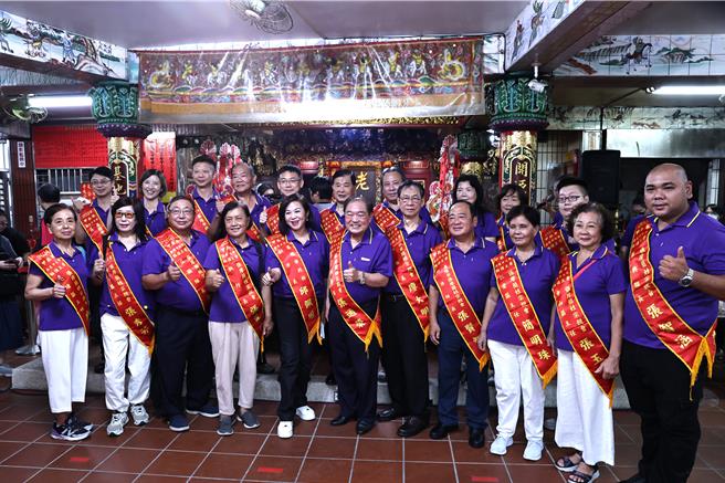 2024甲辰鷄籠中元祭關龕門和交接手爐儀式今（3）日於老大公廟及慶安宮隆重舉行，基市府由副市長邱佩琳（前排左五）代表主祭，與張廖簡姓宗親會代表、前基隆市長張通榮（前排右六）共同關上龕門。（基隆市文化觀光局提供／徐佑昇基隆傳真）