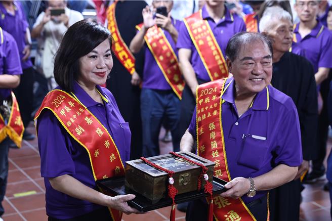 2024甲辰鷄籠中元祭關龕門和交接手爐儀式今（3）日於老大公廟及慶安宮隆重舉行，基市府由副市長邱佩琳（左）與張廖簡姓宗親會代表張通榮（右）共同關上龕門。（基隆市文化觀光局提供／徐佑昇基隆傳真）