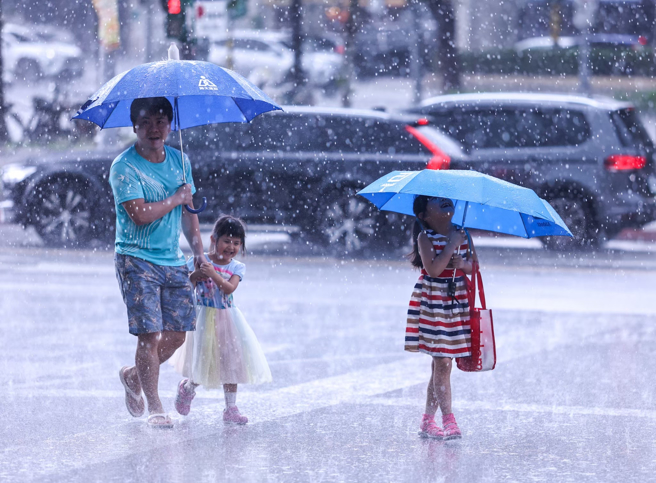 明後兩天受到颱風外圍環流影響，基隆北海岸、大台北山區、東半部地區及恆春半島會有不定時短暫陣雨。（示意圖，羅永銘攝）