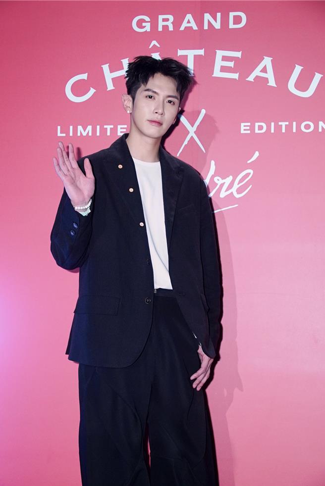 柯震東今晚擔任酒品活動大使。（羅永銘攝）