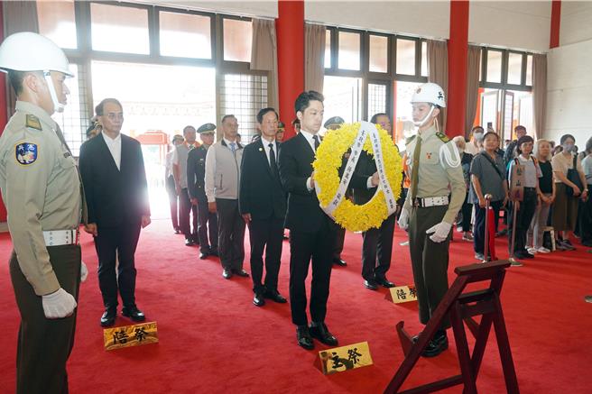 適逢93軍人節，台北市長蔣萬安率領市府各局處、區公所，偕同轄內國軍將領及軍人服務站、一江山戰役協會等各界代表暨烈士遺族家屬等300餘人與祭，齊向國軍陣（公）亡將士暨公殞烈士致上最崇敬的緬懷與追思之意。（北市兵役局提供／丁上程台北傳真）