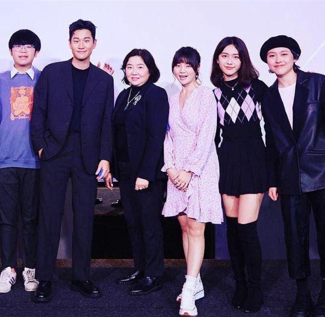 张耀生（左起）、周兴哲、法兰姐、郑心慈、何思静、迪布斯.巴奈先前开心合影。（星空飞腾提供）