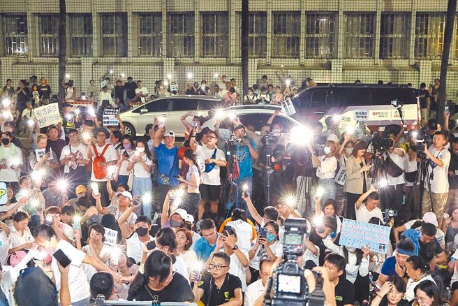 柯文哲涉京华城案被检方声押，开羁押庭期间，支持者带着标语漏夜在北检外声援，质疑司法公正性。（资料照／邓博仁摄）