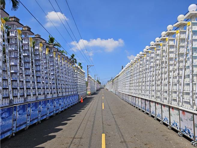 屏東角頭「鴨頭」陳昫豪告別式會場米塔長達200餘公尺，走在路上有如日本黑部立山大雪壁。（羅琦文攝）