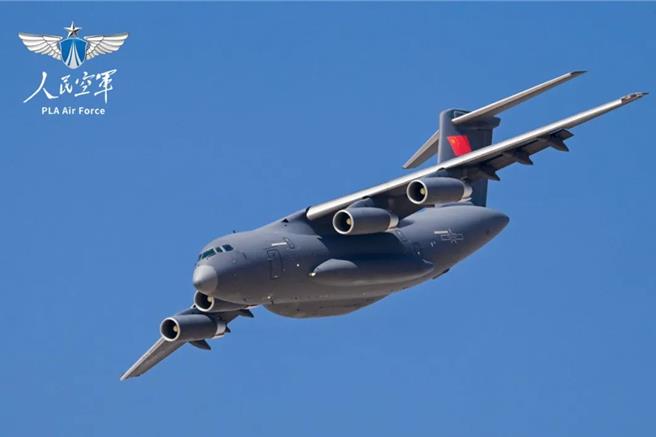 共军运-20海外航展首秀，亮相埃及航展。图为运-20大坡度转弯机动。（大陆人民空军）