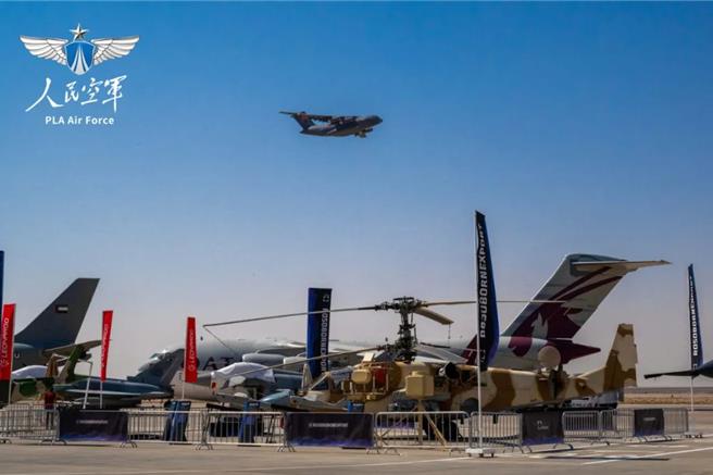 共军运-20海外航展首秀，亮相埃及航展。图为运-20飞过航展机场上空。（大陆人民空军）