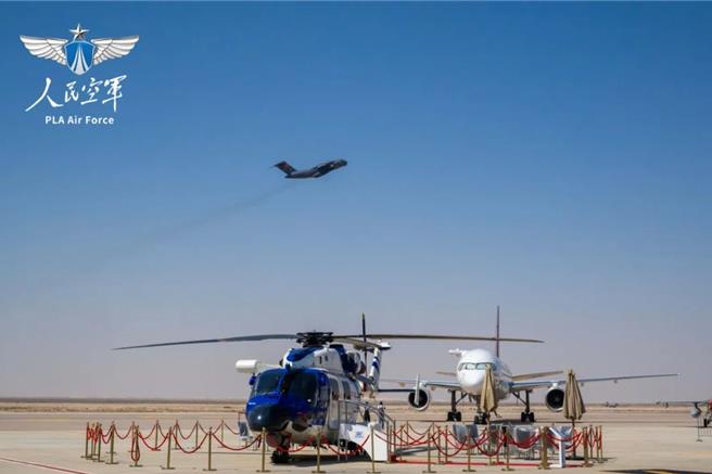 共军运-20海外航展首秀，亮相埃及航展。图为运-20飞过航展机场上空。（大陆人民空军）