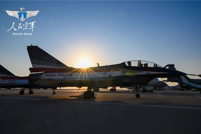 共军运-20海外航展首秀，亮相埃及航展。图为歼-10表演机静态展示。（大陆人民空军）