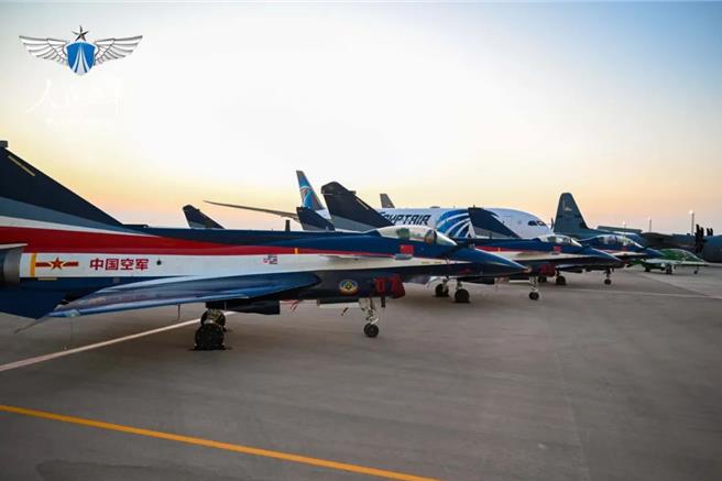 共军运-20海外航展首秀，亮相埃及航展。图为歼-10表演机静态展示。（大陆人民空军）