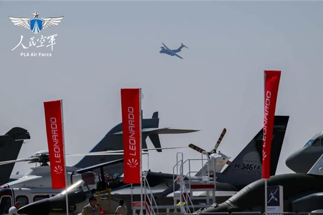 共军运-20海外航展首秀，亮相埃及航展。图为运-20盘旋在航展机场上空。（大陆人民空军）