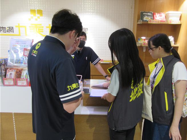 地政局抽查市售的租屋契約。（地政局提供）