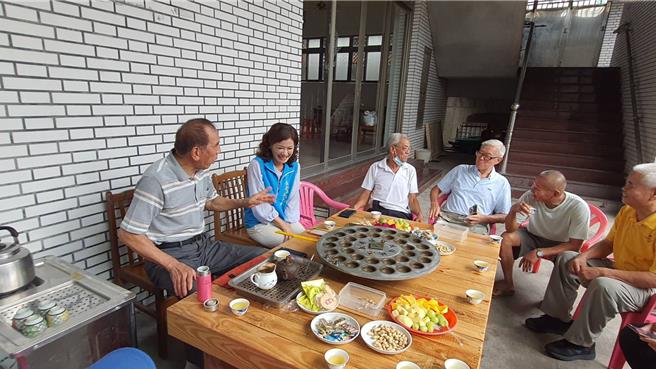 新北市三芝区智成忠义宫，近期首创「老人共茶」创意。（三芝区公所提供）