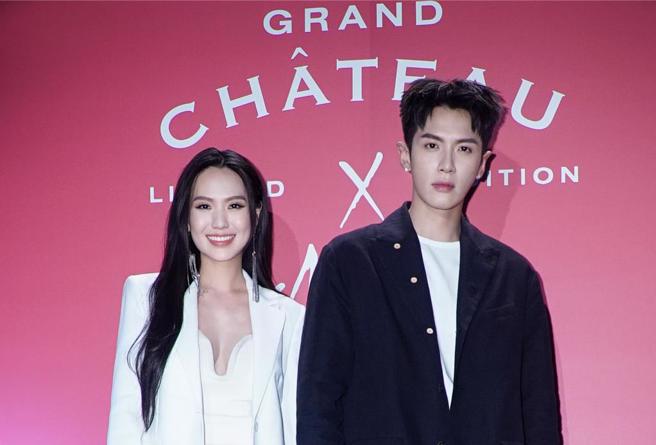 孫盛希（左）和柯震東一同出席酒品活動。（羅永銘攝）