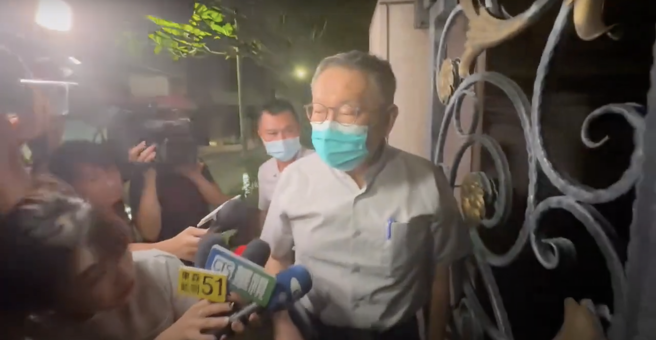 民眾党主席柯文哲遭台北地检署依违背职务收贿罪、图利罪声押禁见，台北地院2日凌晨认为柯犯罪嫌疑不重大，裁定无保请回，北检今（3）日抗告。柯文哲晚间程车返家时，被媒体问到「是否担心又要开羁押庭」，柯文哲则表示「再讲吧」。（翻摄画面）