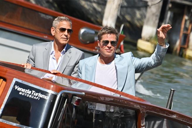 乔治克隆尼（左）和布莱德彼特搭乘快艇帅气现身威尼斯影展。（Apple TV＋提供）