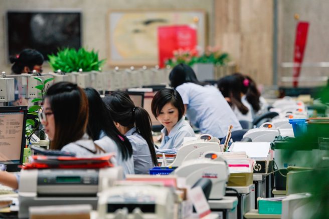 有网友分享1996年的银行新进行员薪资表，底薪最少都有33K，感嘆如今薪水真的没有涨。（示意图／资料照）
