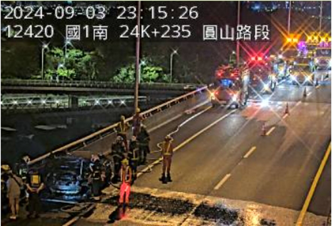 汐五高架南下24公里处，晚间10时许发生火烧车事件，所幸无人员伤亡。（翻摄国道1968监视器）