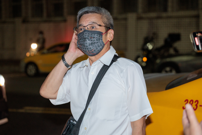 今晚再度传唤柯竞总财务长李文宗，以「被告」身分到庭应讯，讯后以200万元交保。（郭吉铨摄）