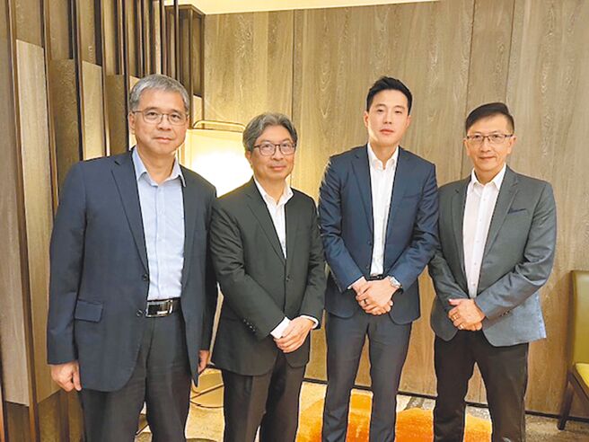 中化控股上市，公司高层中化药制总经理吴志庸（左起）、中化银髮总经理李宗勇、中化控股执行长王厚凯、中化裕民总经理林旭辉齐聚。图／杜蕙蓉