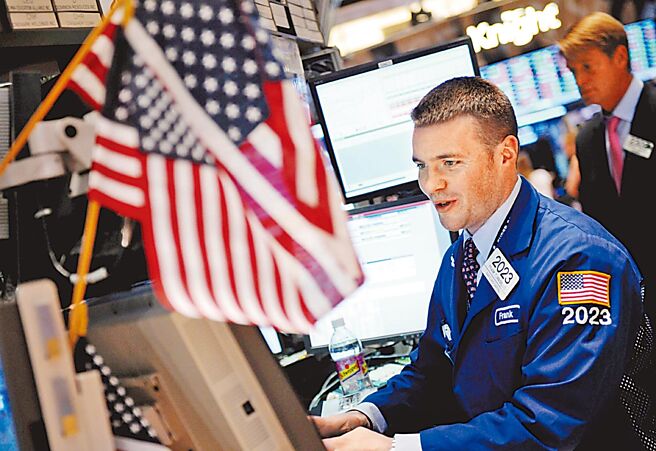 美国股票基金近一周净流入金额较前一周放缓至57.51亿美元，但仍居各类股票基金之冠。图／新华社