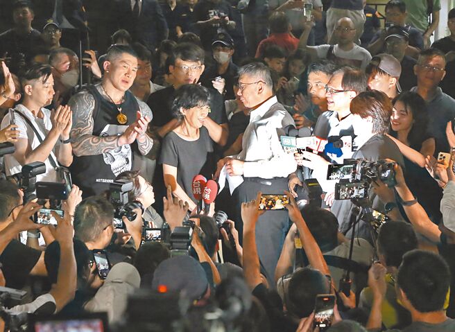 民眾党主席柯文哲（图中白衣）无保请回，柯步出法院在妻子陈佩琪（图中黑衣）陪同下向支持者发表谈话，并表达感谢。（赵双杰摄）